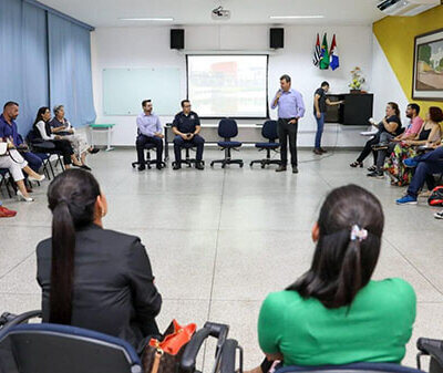 Reunião entre prefeito e representantes de escolas particulares, ontem, no Ciaei (Foto: Leonardo Cruz/PMI)