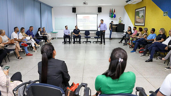 Reunião entre prefeito e representantes de escolas particulares, ontem, no Ciaei (Foto: Leonardo Cruz/PMI)