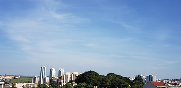 O sol aparece entre poucas nuvens, na manhã desta quinta-feira, em Indaiatuba (Foto: Patrícia Lisboa/Dropes)