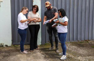 Equipes visitam residências para explicar benefícios da arborização urbana e fazer cadastro das famílias (Foto: Arquivo/RIC/PMI)