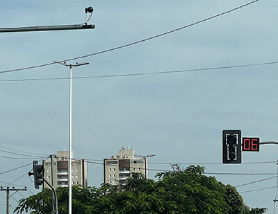 Câmeras nos semáforos registram o fluxo de veículos para ajuste automático do controle do tempo semafórico (Foto: Eliandro Figueira/RIC/PMI)