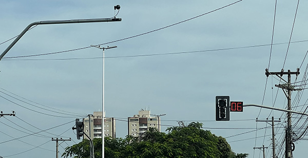 Câmeras nos semáforos registram o fluxo de veículos para ajuste automático do controle do tempo semafórico (Foto: Eliandro Figueira/RIC/PMI)