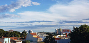 O sol aparece entre nuvens, mas, não chove nesta segunda em Indaiatuba (Foto: Patrícia Lisboa/Dropes)