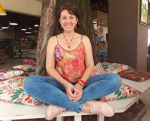 A escritora Mariane Sievert, recitando cordéis e textos nordestinos (Foto: Divulgação)
