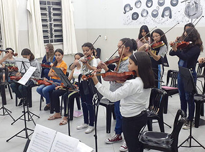 Alunos da Escola de Música da Orquestra Sinfônica se apresentam no Ciaei nesta 6ª feira (Foto: Arquivo/Emosi)