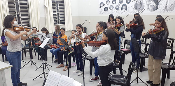 Alunos da Escola de Música da Orquestra Sinfônica se apresentam no Ciaei nesta 6ª feira (Foto: Arquivo/Emosi)