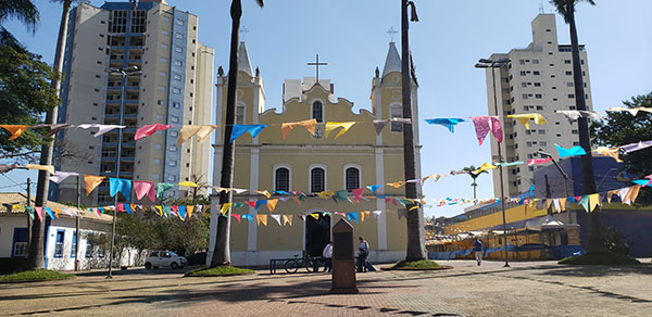 Festa Junina acontece na Praça da Igreja Nossa Senhora da Candelária, no Centro de Indaiatuba (Foto: Patrícia Lisboa/Dropes)