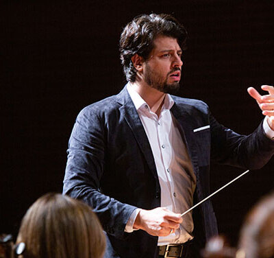 Maestro Felipe Oliveira rege a Orquestra Jovem de Indaiatuba (Foto: Felipe Gomes/OSI)