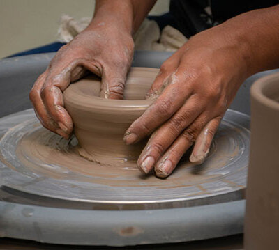 Projeto Arte da Terra oferece oficinas gratuitas de cerâmica (Foto: Divulgação)