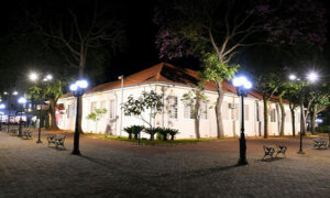 A Praça Dom Pedro recebeu 20 novos postes, totalizando 60 luminárias LED de 50w e 20 refletores de 200w (Foto: Eliandro Figueira/RIC/PMI)