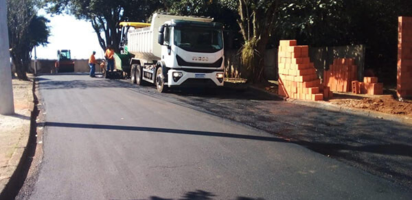 Secretaria de Obras e Vias Públicas faz recapeamento das ruas Treze de Maio e Joab José Puccinelli nesta semana (Foto: Divulgação/PMI)