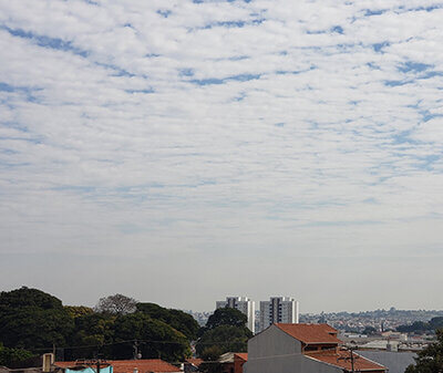 O sol aparece entre muitas nuvens, nesta segunda, em Indaiatuba (Foto: Patrícia Lisboa/Dropes)