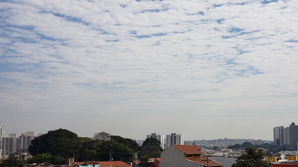 O sol aparece entre muitas nuvens, nesta segunda, em Indaiatuba (Foto: Patrícia Lisboa/Dropes)