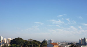 O sol aparece entre nuvens, nesta sexta, em Indaiatuba (Foto: Patrícia Lisboa/Dropes)