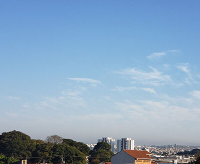 O sol aparece entre nuvens, nesta sexta, em Indaiatuba (Foto: Patrícia Lisboa/Dropes)