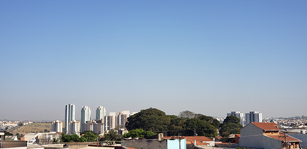 A manhã desta sexta-feira é de céu claro, em Indaiatuba (Foto: Patrícia Lisboa/Dropes)