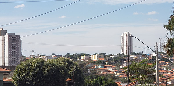 O sol aparece entre nuvens em Indaiatuba (Foto: Patrícia Lisboa/Dropes)