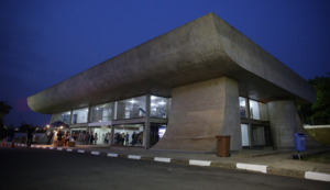 O Museu da Cidade, Casa de Vidro, fica no Lago do Café; exposição permanece até 29 de outubro (Foto: Firmino Piton)