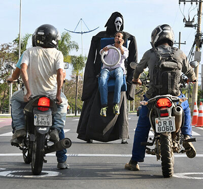 Boneco “da morte” alerta sobre os perigos da imprudência no trânsito (Foto: Eliandro Figueira/RIC/PMI)