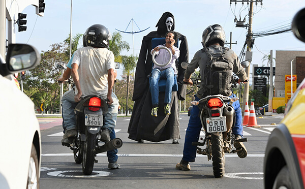 Boneco “da morte” alerta sobre os perigos da imprudência no trânsito (Foto: Eliandro Figueira/RIC/PMI)