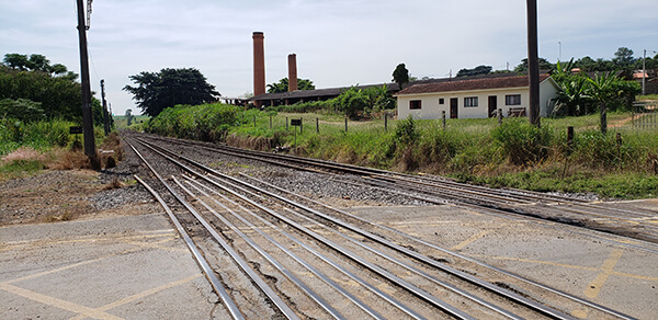 Linha férrea, no bairro Pimenta, em Indaiatuba (Foto: Patrícia Lisboa/Dropes)