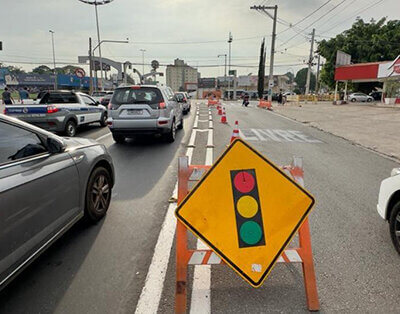 Semáforo é instalado na Avenida Engenheiro Fábio Roberto Barnabé com a Avenida Presidente Kennedy (Foto: Eliandro Figueira/PMI)