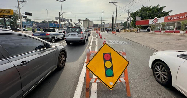 Semáforo é instalado na Avenida Engenheiro Fábio Roberto Barnabé com a Avenida Presidente Kennedy (Foto: Eliandro Figueira/PMI)