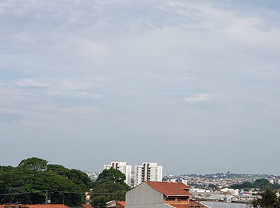 sol aparece entre muitas nuvens, em Indaiatuba, na manhã desta segunda (Foto: Patrícia Lisboa/Dropes)