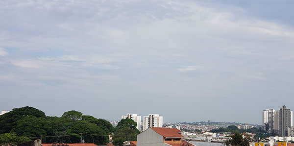 sol aparece entre muitas nuvens, em Indaiatuba, na manhã desta segunda (Foto: Patrícia Lisboa/Dropes)