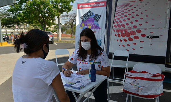 Campanha Fique Sabendo faz prevenção contra a aids (Foto: Eliandro Figueira/RIC/PMI)