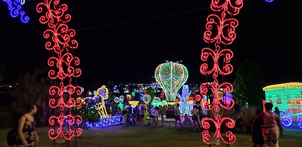 Outra parte da decoração, ao lado da marginal esquerda do Parque Ecológico, foi acesa ontem (Foto: Patrícia Lisboa/Dropes)
