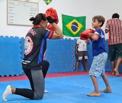 Aulas de Muay Thai são oferecidas para crianças e adolescentes de 5 a 17 anos (Foto: Eduardo Turati/PMI)