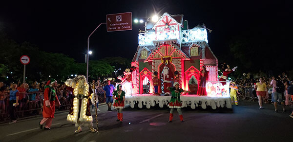 A Parada de Natal acontece na marginal esquerda do Parque Ecológico, perto do Barco (Foto: Arquivo/Patrícia Lisboa/Dropes)