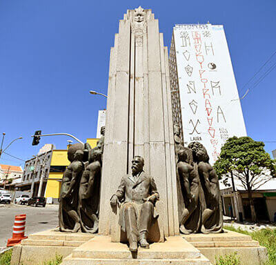 Monumento a Campos Salles, na rua que leva o seu nome, no centro de Campinas (Foto: Carlos Bassan/PMC)