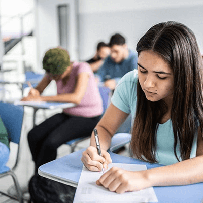 Bolsa de permanência visa reduzir a evasão escolar (Foto: Getty Images)