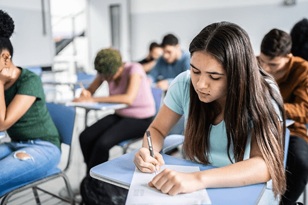 Bolsa de permanência visa reduzir a evasão escolar (Foto: Getty Images)