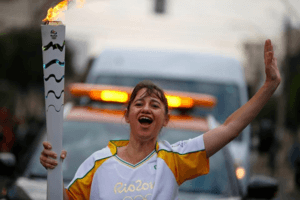 Carla Borges foi uma das condutoras da tocha olímpica em sua passagem por Indaiatuba, no dia 21 de julho de 2016 (Foto: Divulgação/COI)