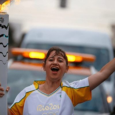 Carla Borges foi uma das condutoras da tocha olímpica em sua passagem por Indaiatuba, no dia 21 de julho de 2016 (Foto: Divulgação/COI)