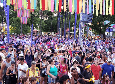 O Carnaval das Marchinhas acontece na Praça Prudente de Moraes, no Centro (Foto: Patrícia Lisboa/Dropes)