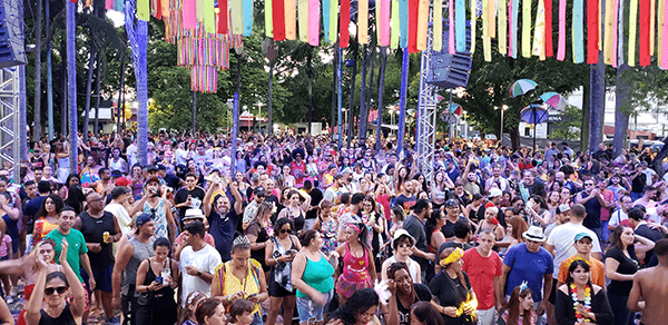 O Carnaval das Marchinhas acontece na Praça Prudente de Moraes, no Centro (Foto: Patrícia Lisboa/Dropes)