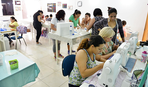 Iniciação à costura é um dos cursos do Funssol (Foto: Eliandro Figueira/PMI)