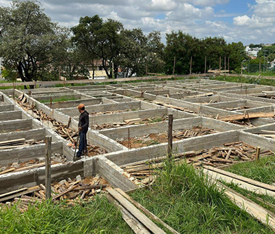 Obra que está na fase de fundação na Rua Jorge Alves Brown (Foto: Eliandro Figueira/PMI)