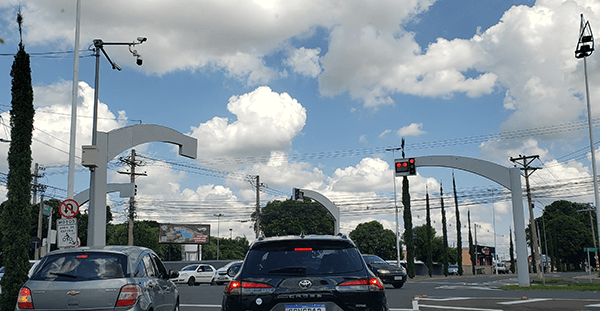 O sol aparece entre nuvens, em Indaiatuba, e podem ocorrer pancadas de chuva nesta sexta e no final de semana (Foto: Patrícia Lisboa/Dropes)