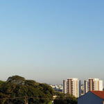 A manhã desta sexta-feira é de céu claro, sem nuvens, em Indaiatuba (Foto: Patrícia Lisboa/Dropes)