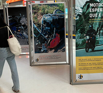 Exposição sobre acidentes com motocicletas reúne 16 telas (Foto: Divulgação/AB Colinas)