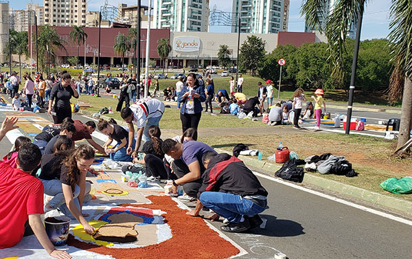 Fiéis católicos confeccionam tapetes de Corpus Christi no Parque Ecológico (Foto: Patrícia Lisboa/Dropes)