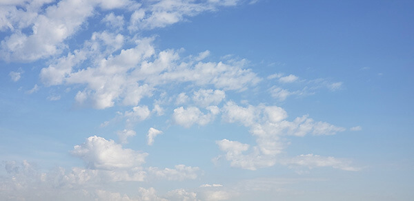 O sol aparece entre algumas nuvens, nesta sexta-feira, em Indaiatuba; calorão continua (Foto: Patrícia Lisboa/Dropes)