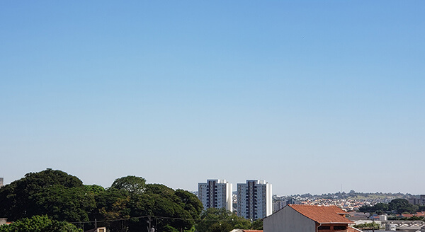 A manhã desta sexta-feira é de céu claro, em Indaiatuba (Foto: Patrícia Lisboa/Dropes)