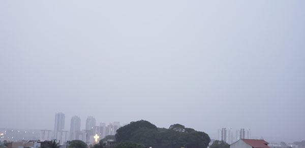 Chove, em Indaiatuba, na manhã desta segunda-feira (Foto: Patrícia Lisboa/Dropes)