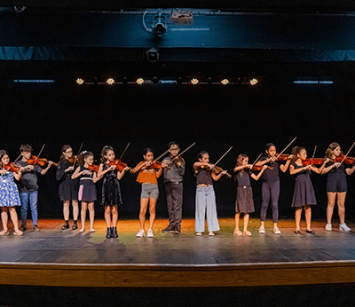 Alunos da Escola de Música da Orquestra Sinfônica fazem a apresentação (Foto: Arquivo/Emosi)